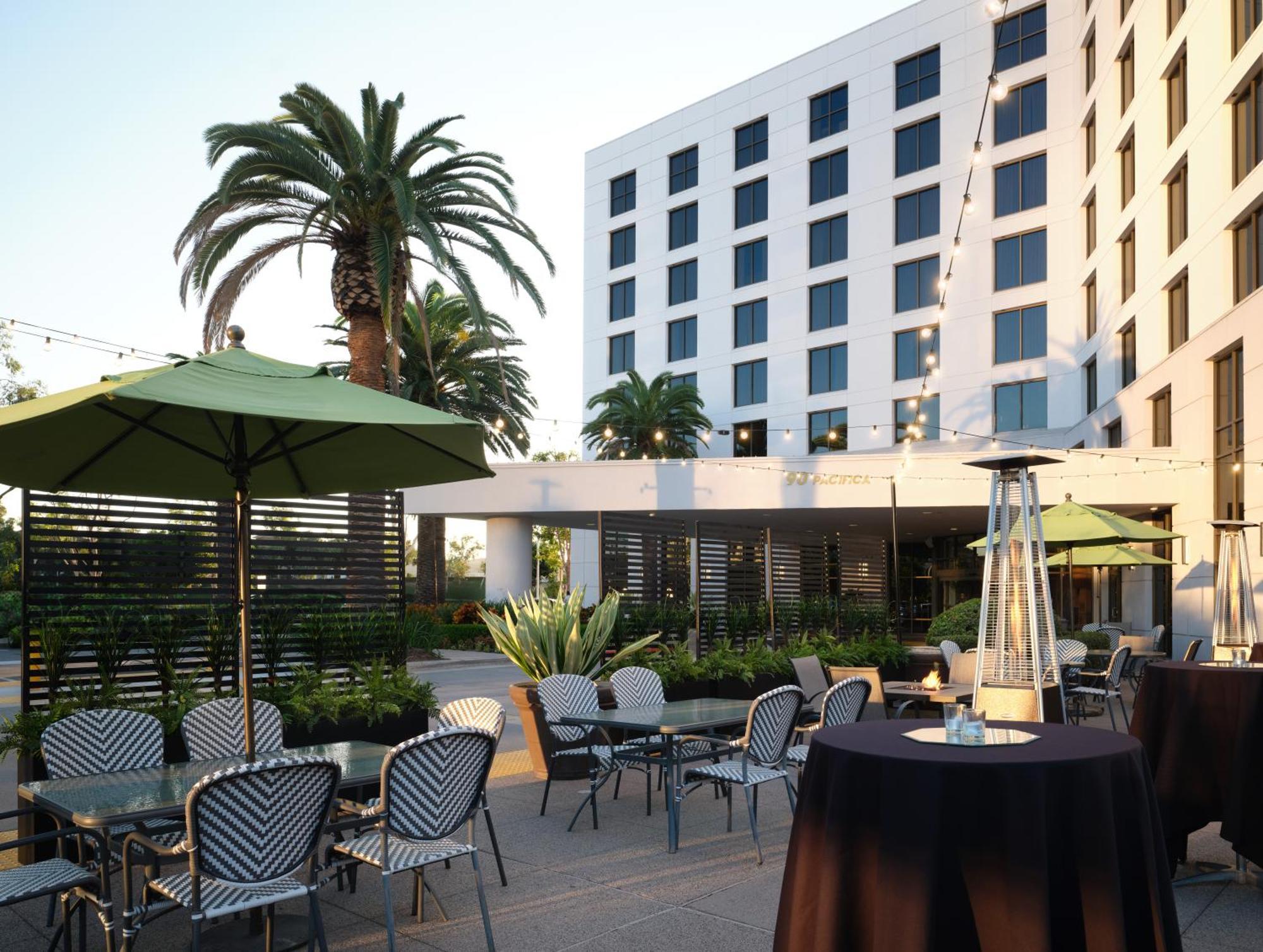 Doubletree By Hilton Irvine Spectrum Екстер'єр фото