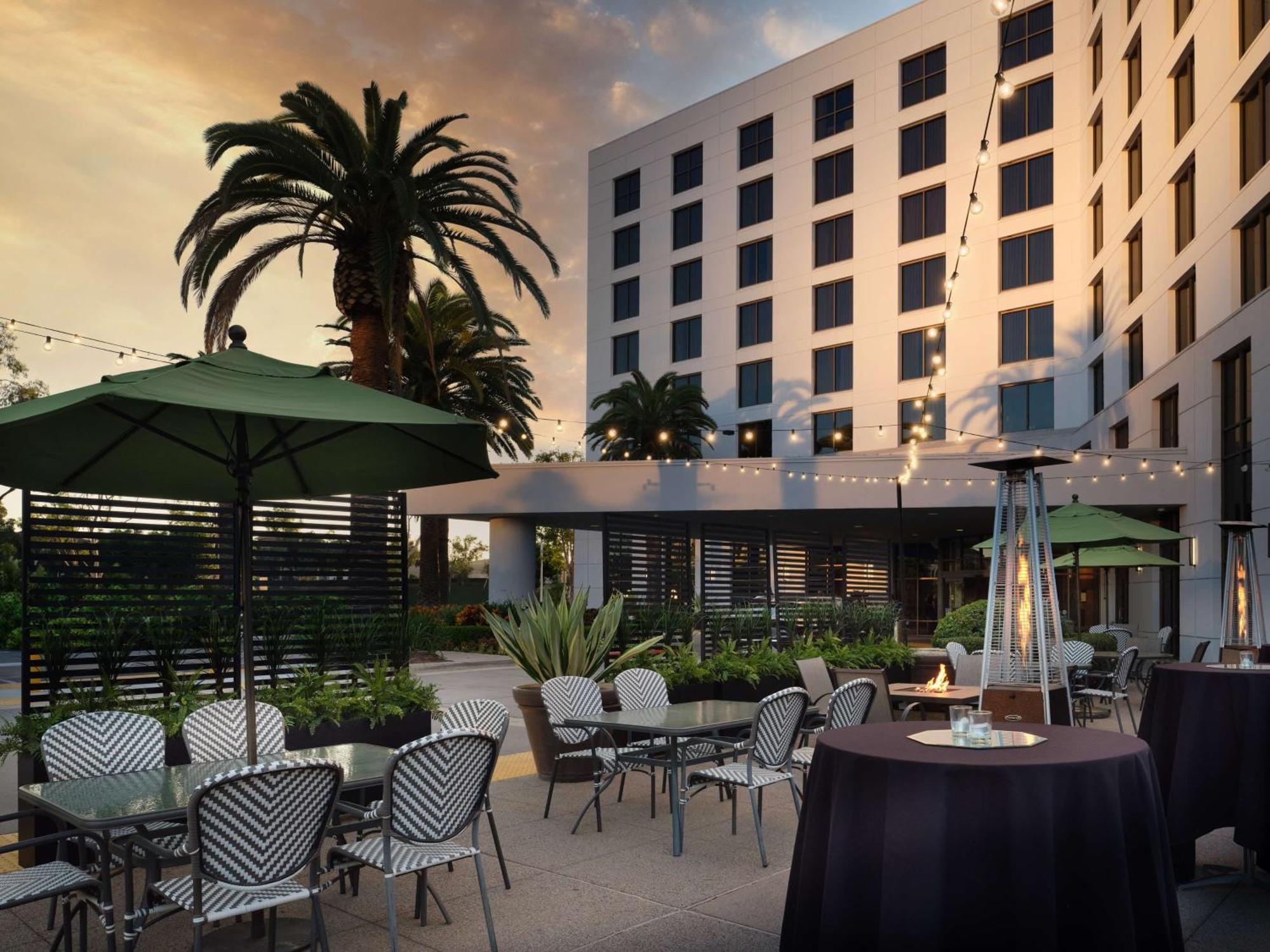 Doubletree By Hilton Irvine Spectrum Екстер'єр фото